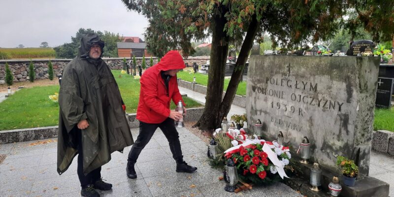 Na kwaterze wojennej żołnierzy WP poległych we wrześniu 1939 roku na cmentarzu parafialnym św. Macieja Apostoła i św. Małgorzaty w Bednarach