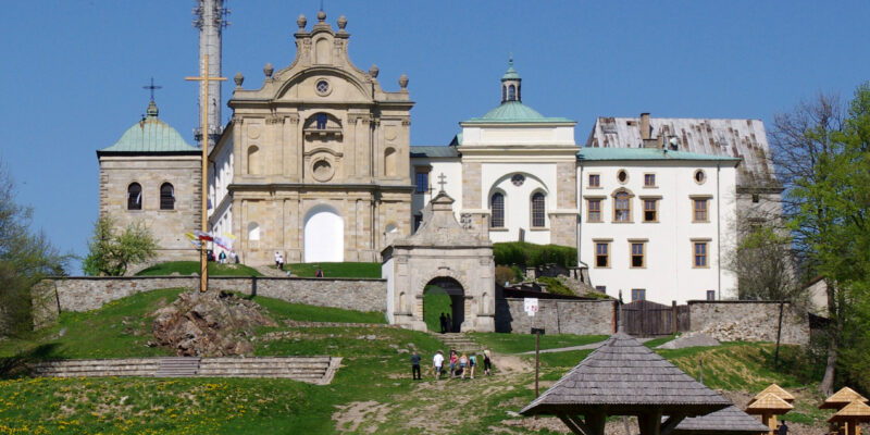 1. Św. Krzyż, klasztor (fot. Jakub Hałun, Wikipedia).jpg